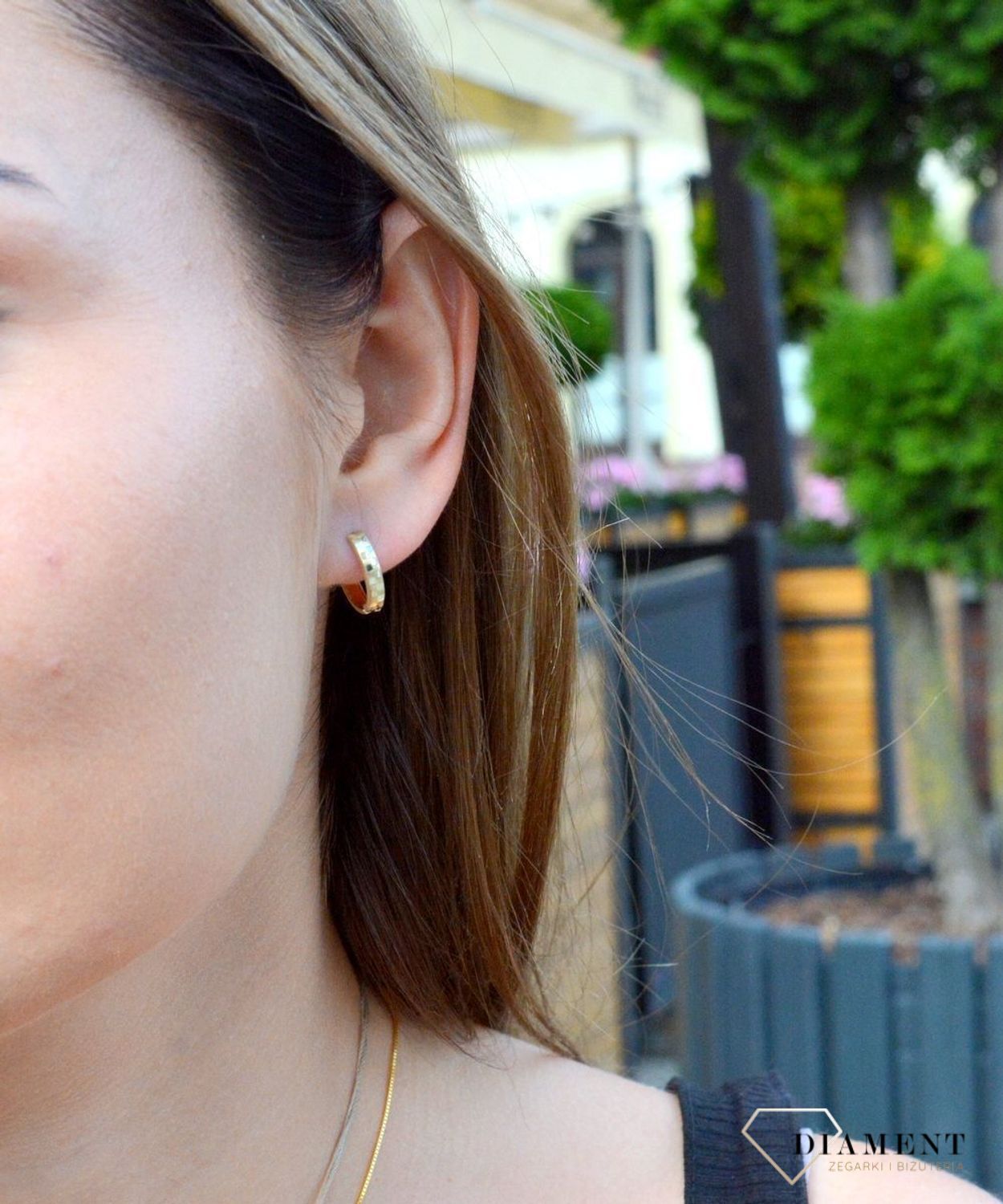 Złote kolczyki wiszące klasyczne próby 333 KL 5213A 333. Na prezent. Klasyczne kolczyki. Niezwykle urokliwa biżuteria ozdobiona żłobieniami z matowym akcentem. Geometryczne kolczyki. Delikatna biżuteria..jpg